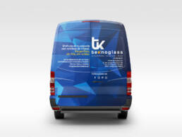 Diseño de rotulación de vehículo corporativo y del claim publicitario. Aplicación del vinilo en la parte trasera de la furgoneta de la empresa Teknoglass.