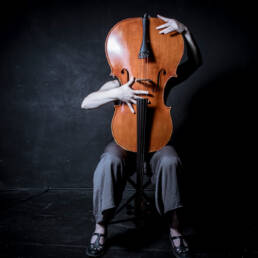Vociferio | Retrato editorial de la violoncelista Deborah Walker en Vociferio.