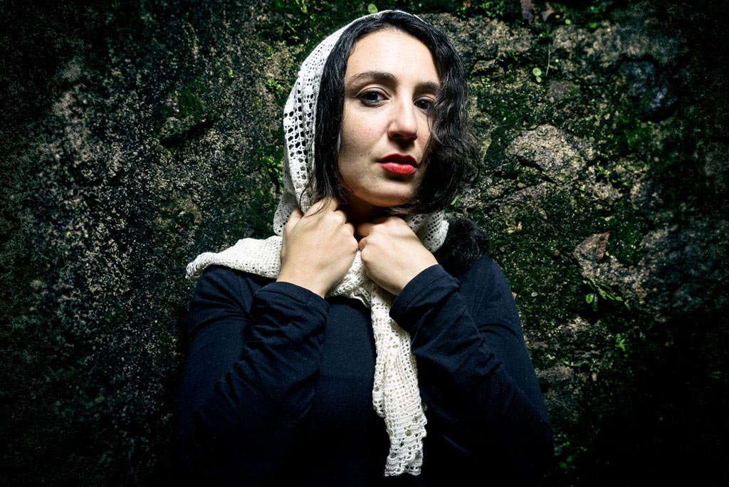 Retrato fotográfico de la poeta Isabel Martín Ruiz realizado por el fotógrafo Demian Ortiz en el festival de poesía Voces del Extremo Valle del Jerte 2018.